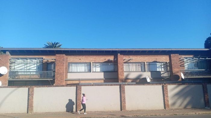 For Sale: Apartment in Kempton Park Central with 21 bedrooms, parking, and garden.