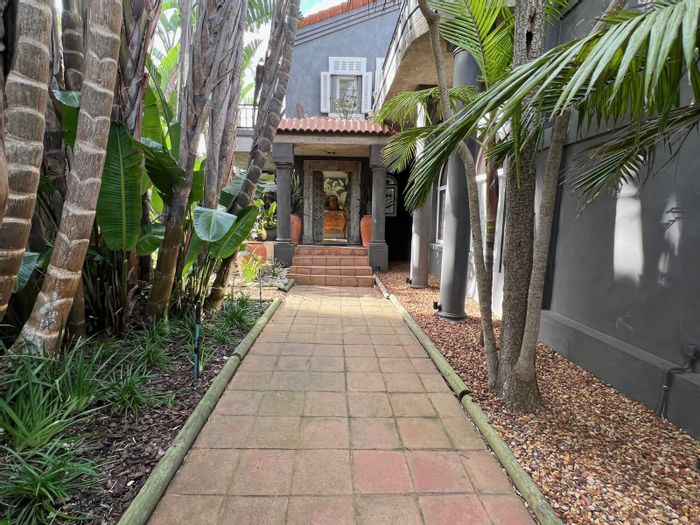 For Sale: House in Linkside with 5 bedrooms, pool, and extensive amenities.