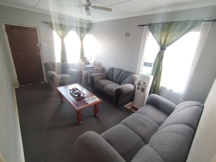 Malabar House For Sale: 3 bedrooms, large yard, close to schools and amenities.