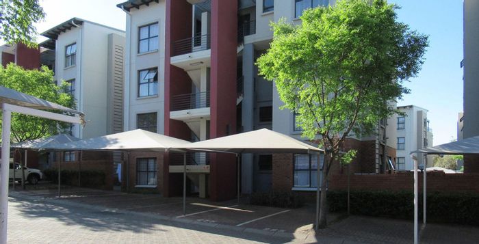One-Bedroom Apartment For Sale in Fourways with Open Plan Living and Parking.