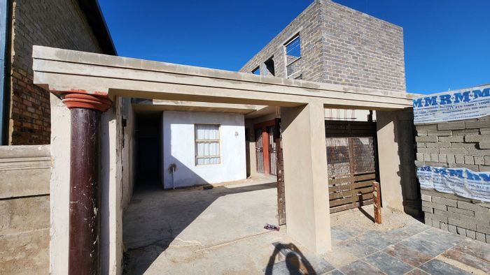 House for Sale in Riverside View Ext 30: 7 rooms, rental income potential, parking.