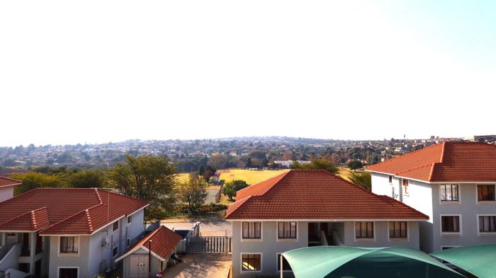 For Sale: 2-Bedroom Apartment in Winchester Hills with Pool and Balcony Access.