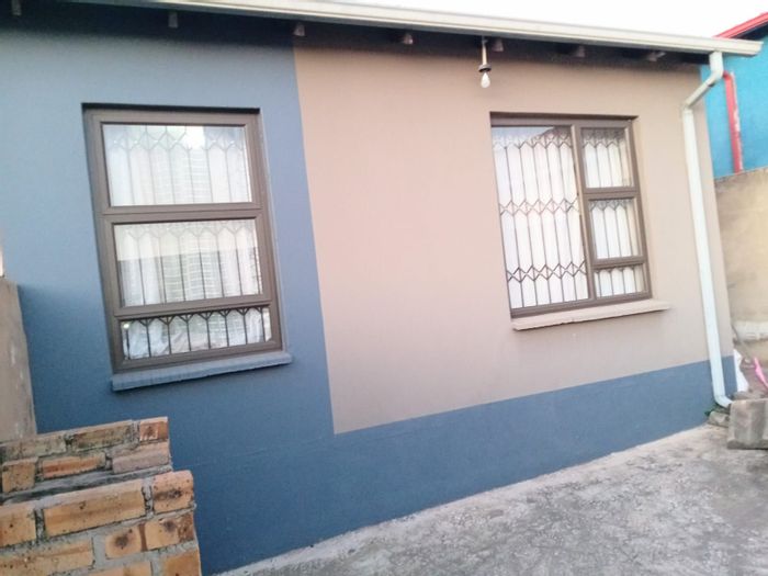 2-Bedroom House For Sale in Fleurhof with spacious yard and double carport.