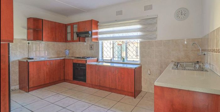 4-Bedroom House with Pool, Flatlet & Parking For Sale in Reefhaven