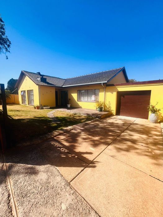 4-Bedroom House with Pool, Flatlet & Parking For Sale in Reefhaven