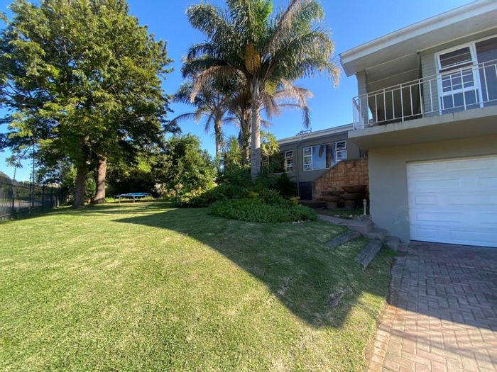 For Sale: House in Kragga Kamma with pool, flatlet potential, and ample space.