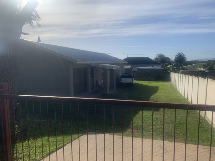 House to Rent in Albertinia Central: 3 bedrooms, open-plan living, secure parking.