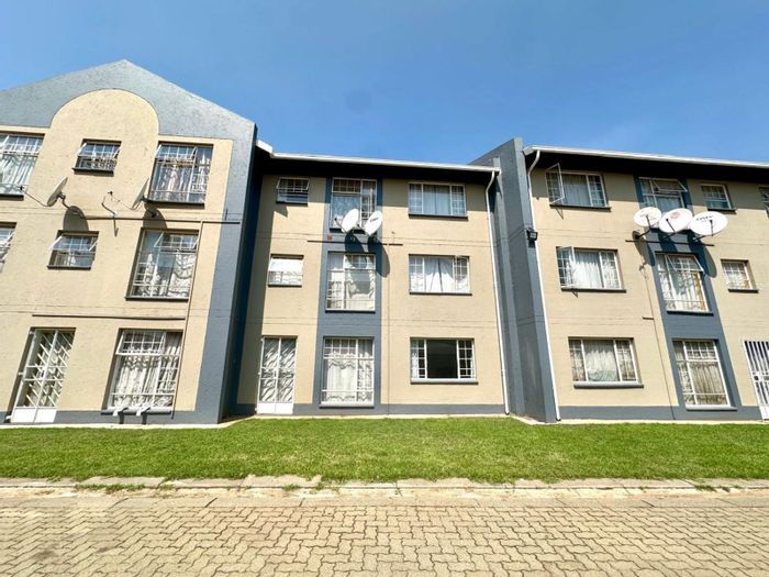 2 Bedroom Apartment For Sale in Kempton Park Central with security and parking.