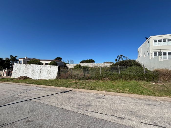 For Sale: 856m² Vacant Land in Humerail with Harbour Views and Boundary Wall.