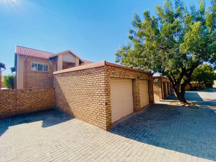 Amberfield Apartment For Sale: 2 Bedrooms, Double Garage, Enclosed Balcony, Secure Complex.
