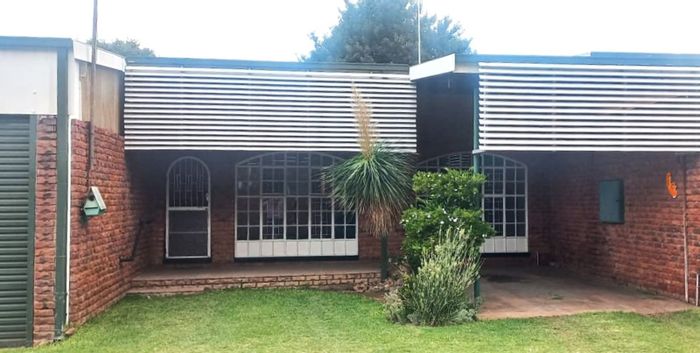 For Sale: 2-Bedroom House with Courtyard and Covered Parking in Modimolle Central.