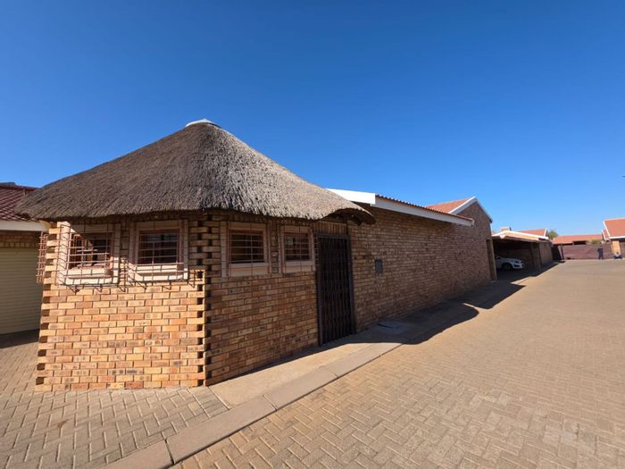 Royldene Townhouse For Sale: 3 beds, pool, bachelor flats, secure complex.