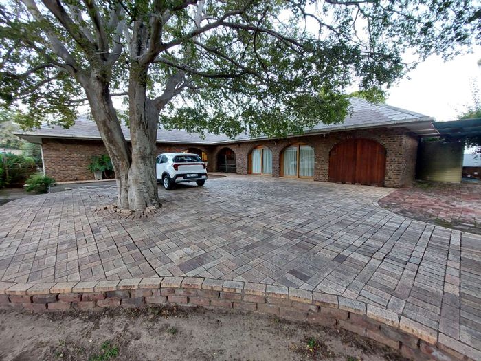 For Sale: Spacious 4-bedroom house in Graaff-Reinet Central with versatile studio area.