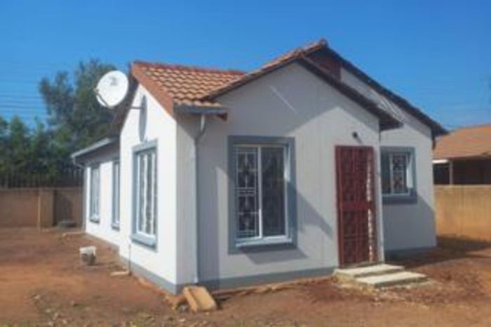 For Sale: 3-Bedroom House in Rosslyn with Open Living, Security Complex, Large Yard.