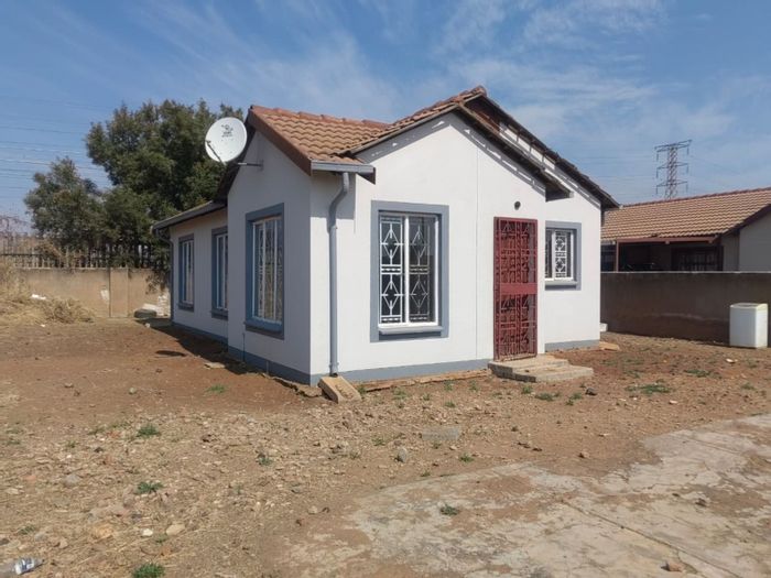 For Sale: 3-Bedroom House in Rosslyn with Open Living, Security Complex, Large Yard.