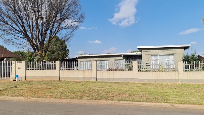 Rensburg House For Sale: 4 Bedrooms, double garages, pet-friendly yard, borehole.