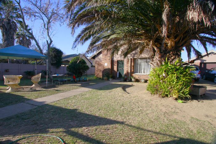 Ermelo Central House For Sale: 3-Bedroom Home with 2-Bedroom Flat and Garage.