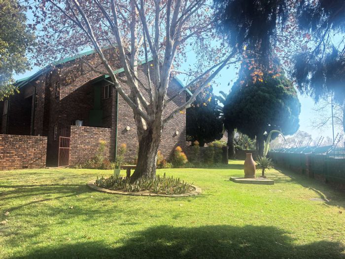 To Rent: 2-Bedroom Apartment in Centurion Central with private garden and pool.