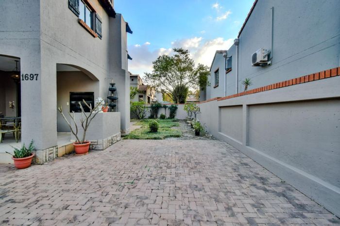 Rietvalleirand House For Sale: Secure estate, 4 bedrooms, spacious living areas.