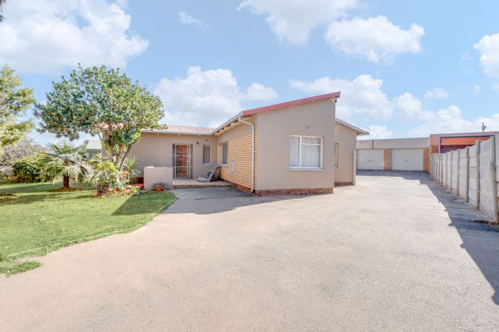 For Sale: 4-Bedroom House in Witpoortjie with Pool, Garages, and Solar Panels.