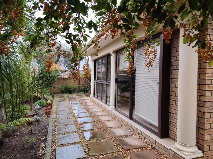 Heiderand Townhouse For Sale: 3 Bedrooms, pool, garage, near schools and mall.