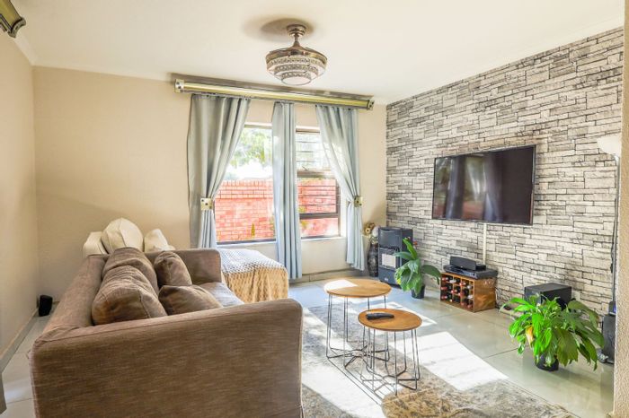For Sale: Townhouse in Willow Park Manor with 3 beds, garage, and inverter.