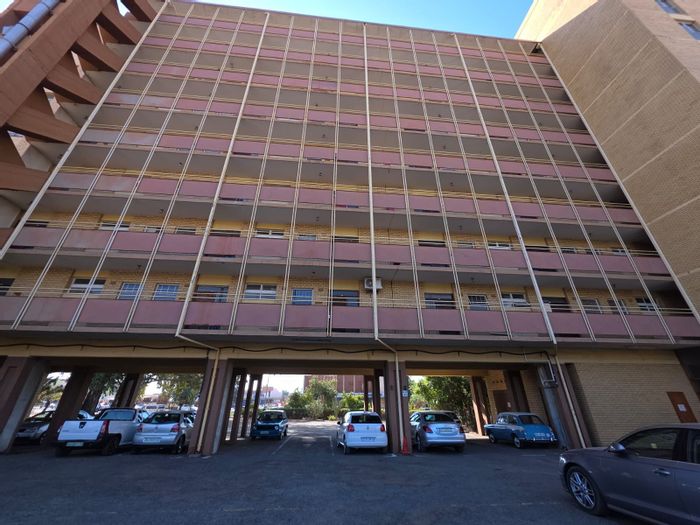 For Sale: 3-bedroom apartment in Kimberley Central with balcony and double garage.