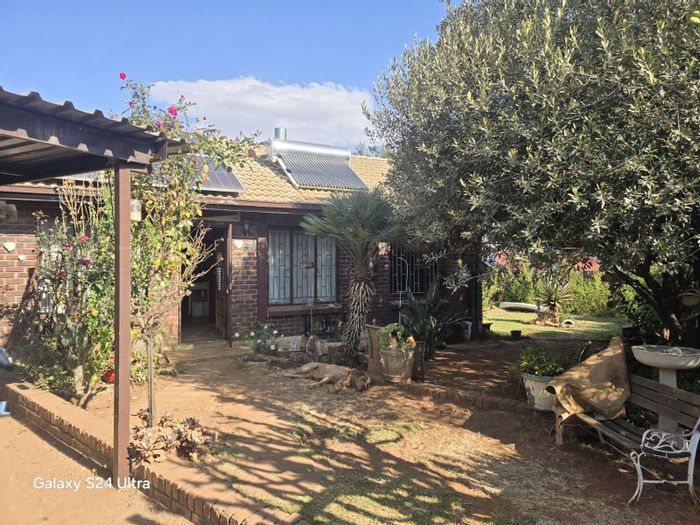 2-Bedroom House with Large Garden, Aviary, and Garages in Rensburg For Sale
