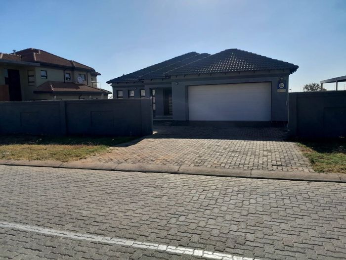For Sale: House in Bendor with 3 beds, en-suites, open plan living, and double garage.