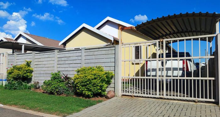 3 Bedroom House For Sale in Leopard's Rest Security Estate with carport and spacious living.