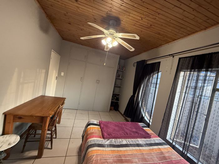 Florauna House For Sale: Spacious home with pool, flatlet, and scenic views.