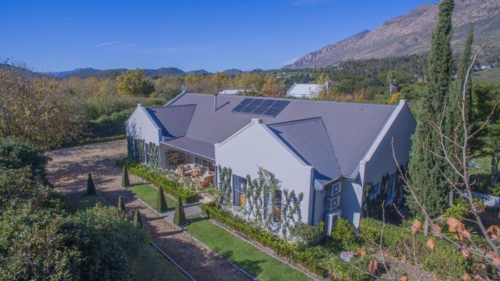 For Sale: Spacious House in Montagu Central with pool, cottages, and vineyard.