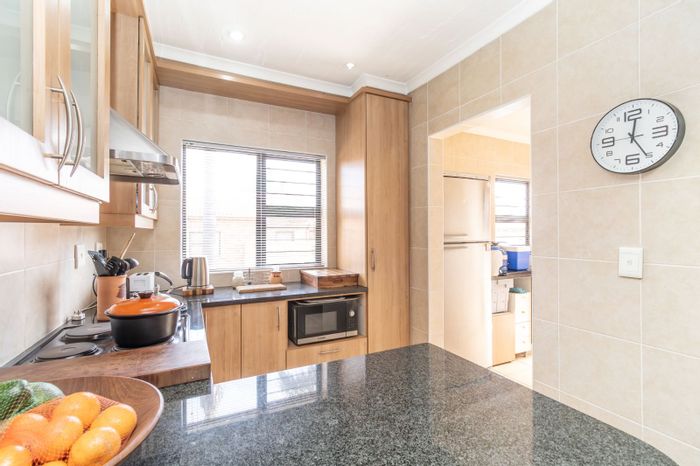 Honeydew Manor House For Sale: 3 bedrooms, double garage, pet-friendly complex.