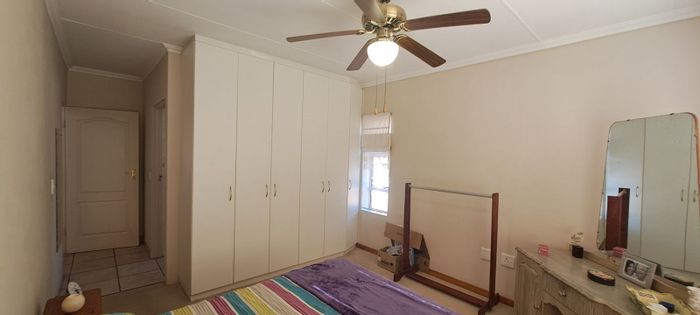 3-Bedroom House For Sale in Denneoord with double garage and mountain views.