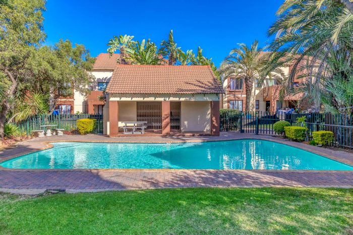 Bromhof Townhouse For Sale: 2 Bedrooms, private garden, pool, and security features.