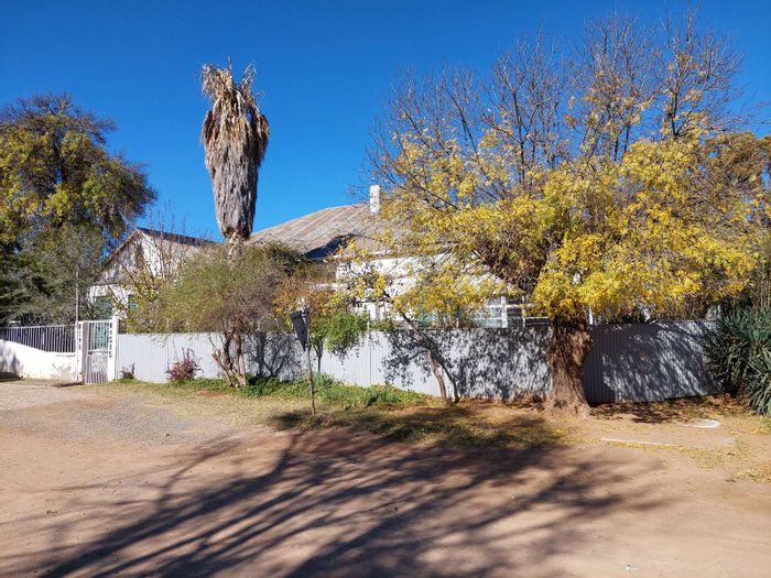Victorian House For Sale in Murraysburg Central with garden, garage, and sunroom.