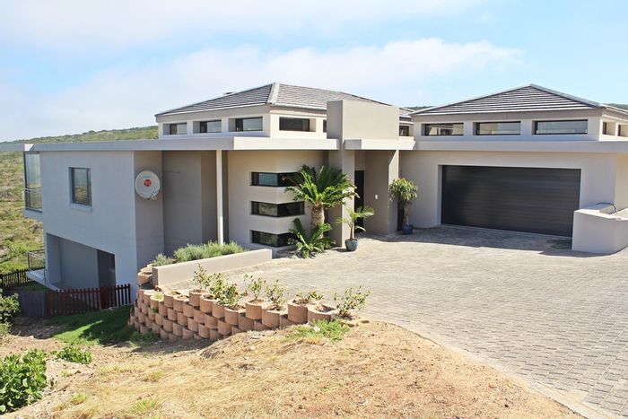 Stunning House for Sale in Pinnacle Point Golf Estate with Sea Views and Bar Area