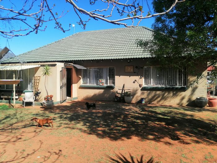 3 Bedroom house with flatlet for sale in Stilfontein Ext 4, great amenities!