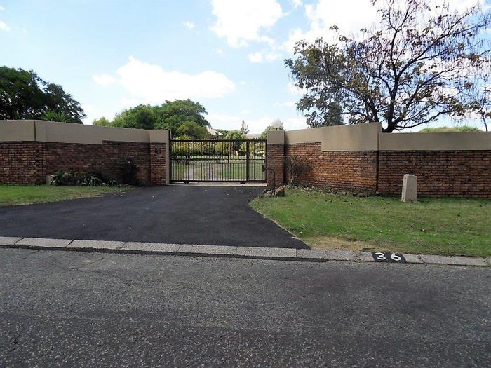 For Sale: House in Rispark with 13 bedrooms, 10 bathrooms, and rental income potential.