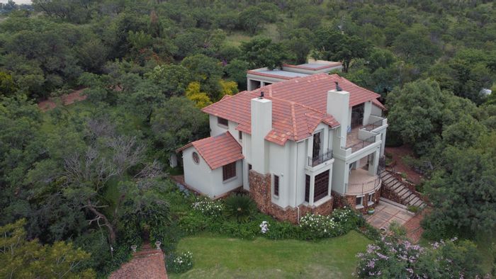 For Sale: Farm in Vlakplaats with 12ha, office, flatlet, and stunning views.