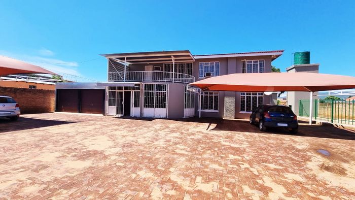 For Sale: Office in Mokopane Central with ample parking and expansion potential.