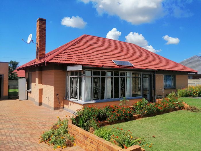 3-bedroom house for sale in Stilfontein Ext 1 with solar power and garden.