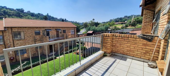 2-Bedroom Apartment To Rent in Roodekrans with balcony and ample parking.