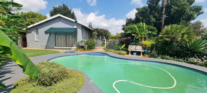 For Sale: House in Stilfontein Ext 3 with pool, office, and ample parking.