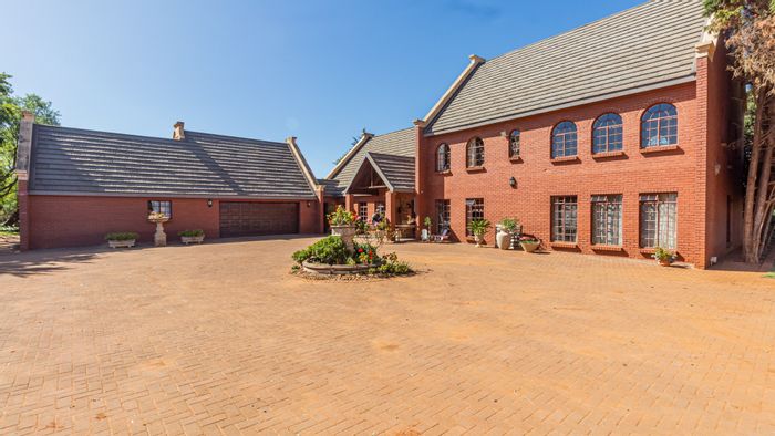 For Sale: House in Rietvlei View Country Estates with 5 beds, stables, borehole.