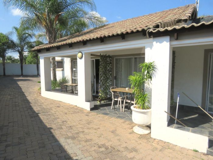 For Sale: Commercial Guest House in The Reeds with 8 Bedrooms and Amenities.