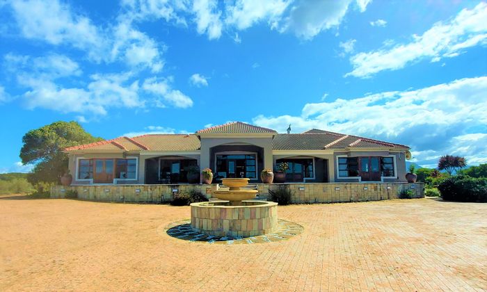 For Sale: House in Groot Brakrivier Central with ocean views, pool, and flat.