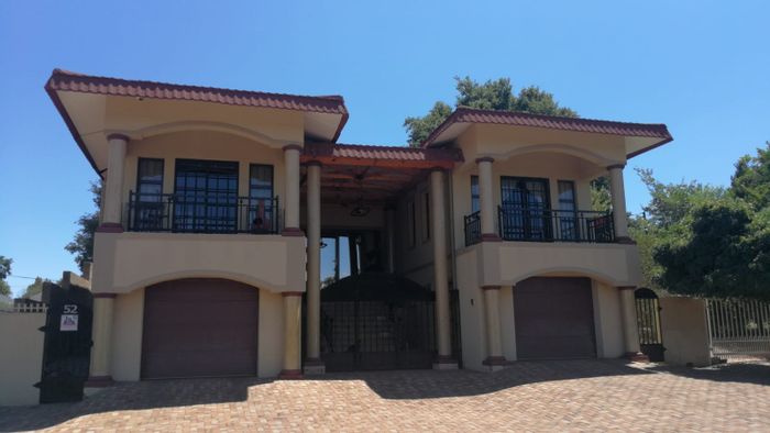 House with Sauna, Jacuzzi, Indoor Pool in Kuruman Central - For Sale!