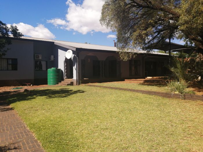 For Sale: House in Kuruman Central with 5 bedrooms, flatlet, and ample amenities.