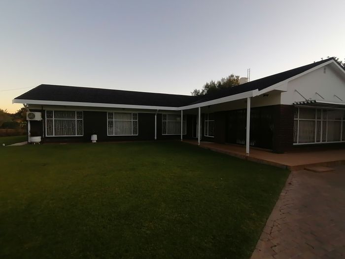 House for Sale in Kuruman Central: 4 beds, pool, outbuildings, and boreholes.